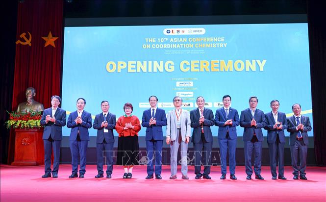 Lãnh đạo Bộ Giáo dục và Đào tạo cùng đại diện Ban tổ chức hội thảo chụp ảnh chung. Ảnh: Thanh Tùng - TTXVN