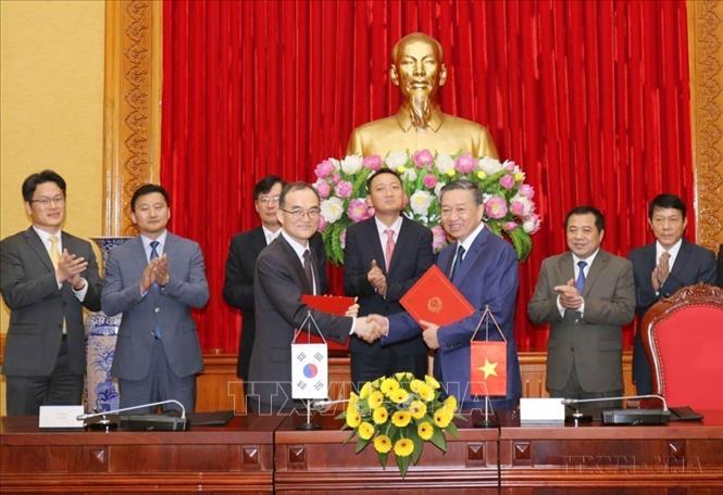 Đại tướng, Bộ trưởng Bộ Công an Tô Lâm và Viện trưởng Viện Công tố tối cao Hàn Quốc Moon Moo-il ký kết Bản ghi nhớ về hợp tác phòng, chống tội phạm xuyên quốc gia giữa Bộ Công an Việt Nam và Viện Công tố tối cao Hàn Quốc (Hà Nội, 29/1/2019). Ảnh: TTXVN
