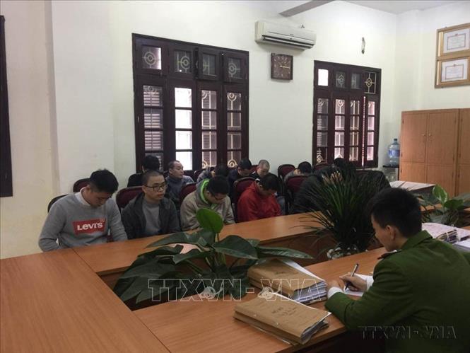 Ngày 12/2/2020, Công an quận Cầu Giấy (Hà Nội) hoàn tất hồ sơ khởi tố vụ án, khởi tố bị can đối với 56 đối tượng trong đường dây đánh bạc qua mạng Internet có địa chỉ trang web Powgs.com với tổng số tiền lên đến hàng chục nghìn tỷ đồng. Ảnh : TTXVN phát
