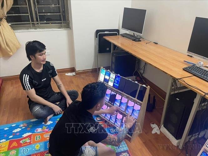  Cơ quan Cảnh sát điều tra, Công an tỉnh Thái Bình ra Quyết định khởi tố vụ án hình sự, khởi tố 21 bị can trong đường dây tội phạm hoạt động “Đánh bạc”; “Rửa tiền” có tổ chức xuyên quốc gia, quy mô lớn, thủ đoạn tinh vi, đặc biệt sử dụng công nghệ trí tuệ nhân tạo (AI) để thực hiện hành vi phạm tội (30/5/2025). Ảnh: TTXVN phát
