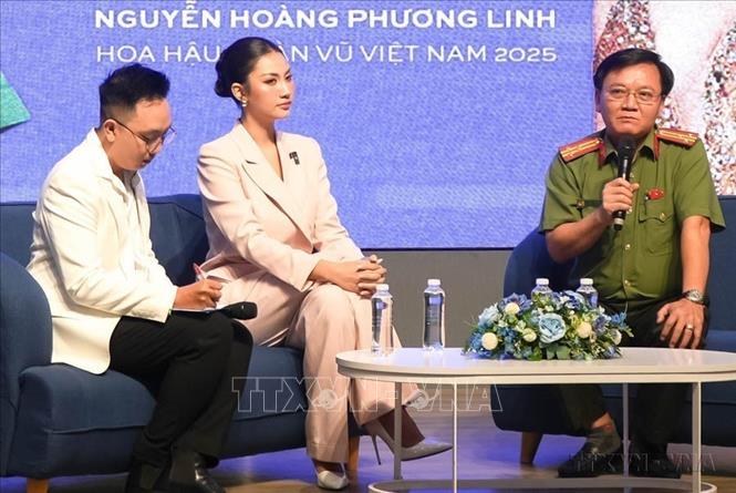 Ngày 12/10/2025, Trước những nguy cơ tiềm ẩn trên không gian mạng như “bắt cóc online”, “lừa đảo tình cảm”, “giả danh người thân”, Công an thành phố Cần Thơ phối hợp với Trường Đại học FPT tổ chức chương trình Workshop và Ngày hội An toàn trực tuyến nhằm trang bị kiến thức, kỹ năng giúp sinh viên tự bảo vệ bản thân. Ảnh: TTXVN phát
