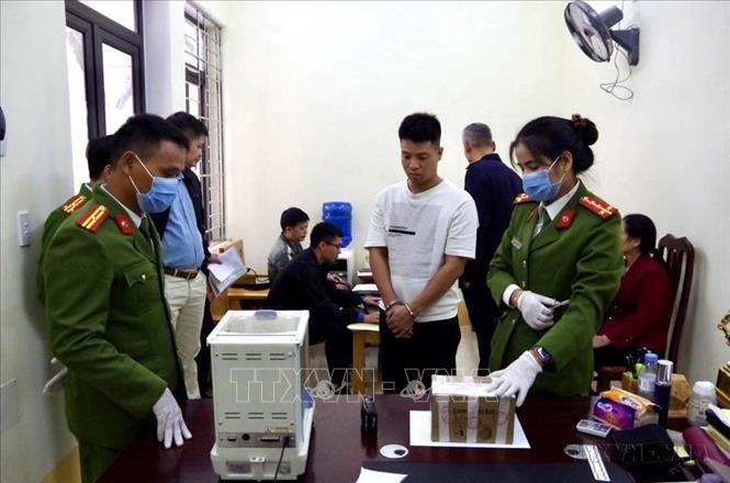 Tối 18/11/2023, Cơ quan Cảnh sát Điều tra, Công an tỉnh Hà Giang triệt phá đường dây tổ chức đánh bạc dưới hình thức mua bán lô đề qua mạng viễn thông, internet với quy mô trên 315 tỷ đồng. Ảnh: TTXVN phát
