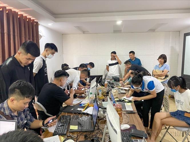 Công an tỉnh Lào Cai phối hợp với Cục An ninh mạng và Phòng, chống tội phạm sử dụng công nghệ cao, Cục Cảnh sát Hình sự - Bộ Công antriệt phá đường dây cho vay nặng lãi quy mô lớn qua ứng dụng điện thoại di động hoạt động xuyên biên giới vào Việt Nam. (22/7/2022). Ảnh: TTXVN phát
