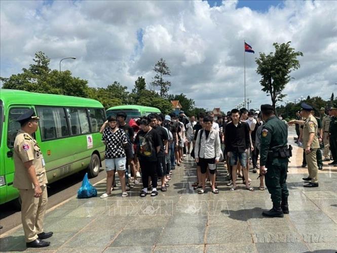 Ngày 30/7/2025, tại Cửa khẩu Quốc tế Hoa Lư, Bộ Chỉ huy Quân sự tỉnh Đồng Nai phối hợp với các cơ quan chức năng liên quan tiếp nhận 85 công dân Việt Nam do các cơ quan chức năng Campuchia bàn giao. Số công dân này bị lực lượng chức năng Campuchia tạm giữ tại tỉnh Kratie do có “hoạt động tội phạm, lừa đảo trực tuyến”. Ảnh: TTXVN phát
