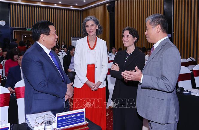 Giáo sư-Tiến sĩ Nguyễn Xuân Thắng với các đại biểu tại Diễn đàn. Ảnh: Văn Điệp – TTXVN