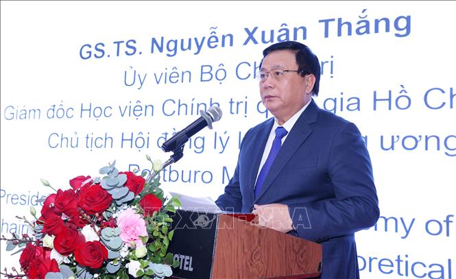 Giáo sư-Tiến sĩ Nguyễn Xuân Thắng phát biểu khai mạc và chỉ đạo Diễn đàn. Ảnh: Văn Điệp – TTXVN