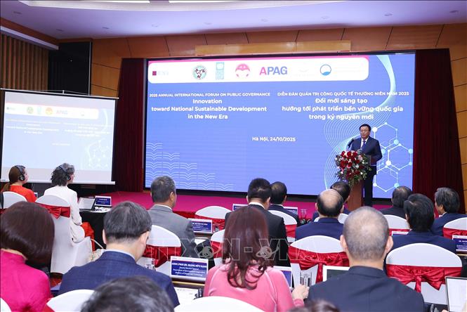 Giáo sư-Tiến sĩ Nguyễn Xuân Thắng phát biểu khai mạc và chỉ đạo Diễn đàn. Ảnh: Văn Điệp – TTXVN