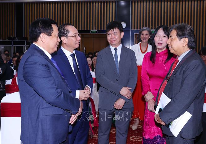 Giáo sư-Tiến sĩ Nguyễn Xuân Thắng với các đại biểu tại Diễn đàn. Ảnh: Văn Điệp – TTXVN