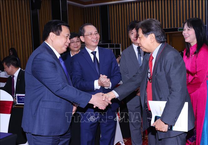 Giáo sư-Tiến sĩ Nguyễn Xuân Thắng với các đại biểu tại Diễn đàn. Ảnh: Văn Điệp – TTXVN