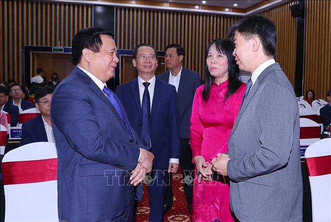 Giáo sư-Tiến sĩ Nguyễn Xuân Thắng với các đại biểu tại Diễn đàn. Ảnh: Văn Điệp – TTXVN