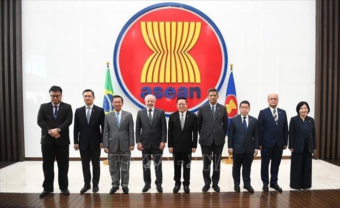 Tiến sĩ Kao Kim Hourn, Tổng Thư ký ASEAN, chào đón Tổng thống Brazil Luiz Inácio Lula Da Silva. Ảnh: TTXVN phát