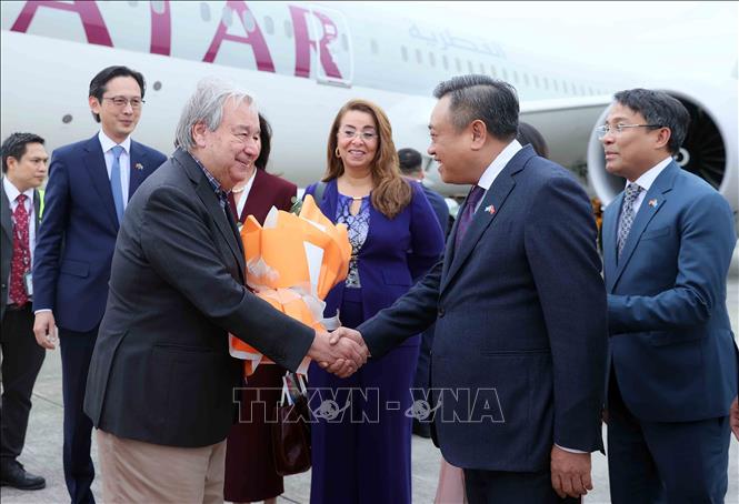 Chủ tịch Ủy ban nhân dân thành phố Hà Nội Trần Sỹ Thanh đón Tổng Thư ký Liên hợp quốc António Guterres tại sân bay quốc tế Nội Bài. Ảnh: An Đăng – TTXVN