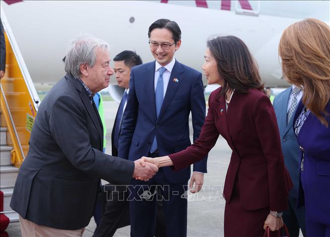 Tổng Thư ký Liên hợp quốc António Guterres đến sân bay quốc tế Nội Bài bắt đầu thăm chính thức Việt Nam. Ảnh: An Đăng – TTXVN