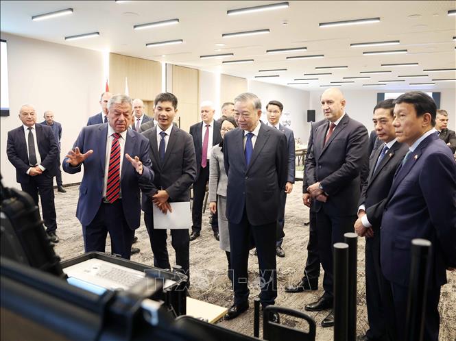 Tổng Bí thư Tô Lâm và Tổng thống Cộng hòa Bulgaria Rumen Radev tham quan các sản phẩm trưng bày. Ảnh: Thống Nhất – TTXVN