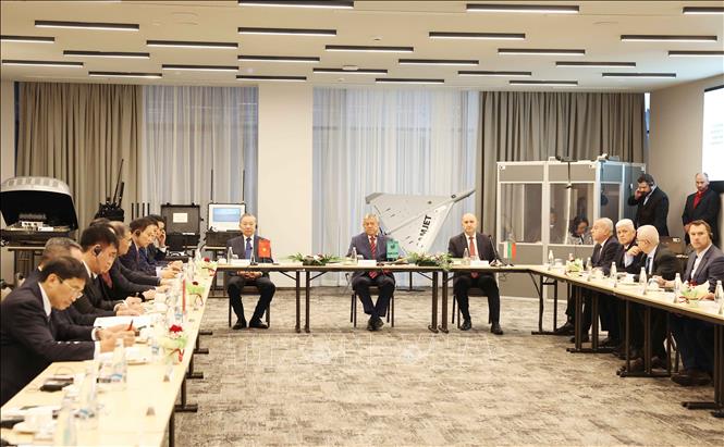 Tổng Bí thư Tô Lâm và Tổng thống Cộng hòa Bulgaria Rumen Radev tại buổi làm việc với doanh nghiệp quốc phòng Samel 90. Ảnh: Thống Nhất – TTXVN
