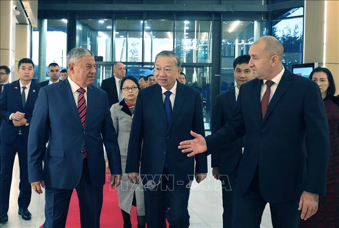 Tổng thống Bulgaria Rumen Radev và lãnh đạo doanh nghiệp quốc phòng Samel 90 đón Tổng Bí thư Tô Lâm. Ảnh: Thống Nhất – TTXVN