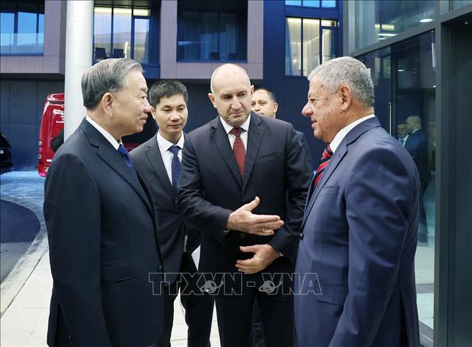 Tổng thống Bulgaria Rumen Radev và lãnh đạo doanh nghiệp quốc phòng Samel 90 đón Tổng Bí thư Tô Lâm. Ảnh: Thống Nhất – TTXVN