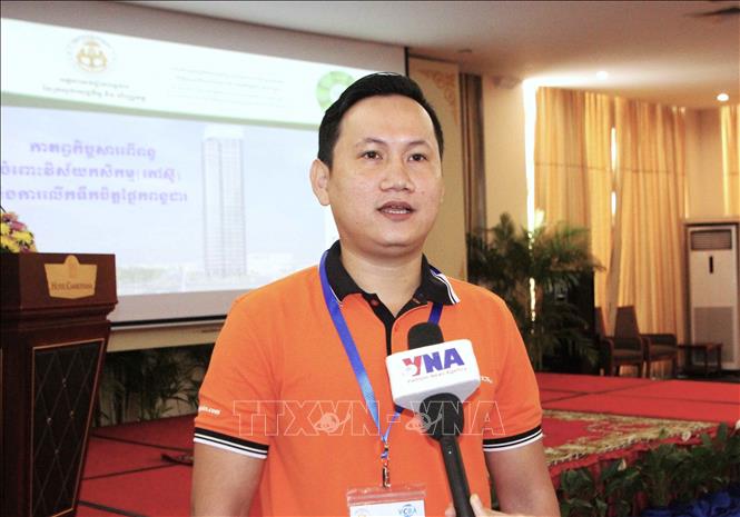 Ông Trần Quân Cảnh, Giám đốc chi nhánh Công ty cổ phần giao nhận vận tải Bee Logistics Corporation (Cambodia) trả lời phỏng vấn phóng viên TTXVN tại Phnom Penh. Ảnh: Hoàng Minh - PV TTXVN tại Campuchia 
