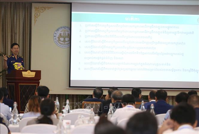Ông Chhay Cheaheng, Phó Cục trưởng Cục thuế doanh nghiệp lớn thuộc Tổng cục Thuế Campuchia, thuyết trình về pháp luật và văn bản pháp lý về thuế của Campuchia. Ảnh: Huỳnh Thảo - PV TTXVN tại Campuchia 