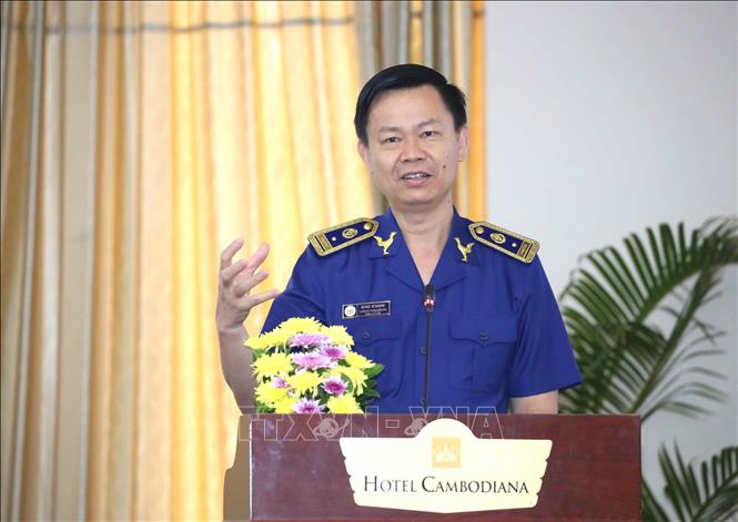 Ông Chhay Cheaheng, Phó Cục trưởng Cục thuế doanh nghiệp lớn thuộc Tổng cục Thuế Campuchia, thuyết trình về pháp luật và văn bản pháp lý về thuế của Campuchia. Ảnh: Huỳnh Thảo - PV TTXVN tại Campuchia 