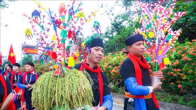 Một trong những lễ vật dâng cúng không thể thiếu là những bông lúa mới. Ảnh: TTXVN phát