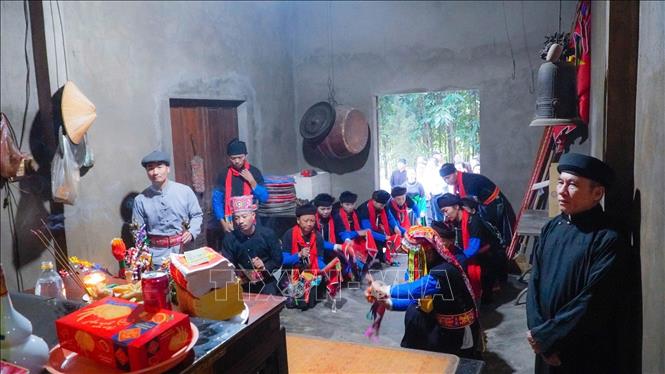 Hàng năm, vào ngày Mão tháng Chín âm lịch, chính quyền và nhân dân xã Đông Cuông, tỉnh Lào Cai rộn ràng tổ chức Lễ hội Cơm Mới Đền Đông Cuông. Ảnh: TTXVN phát