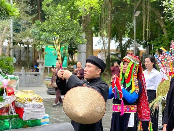 Thầy Mo dâng hương tại Đền Đông Cuông để xin phép các vị thần linh tổ chức lễ hội. Ảnh: TTXVN phát