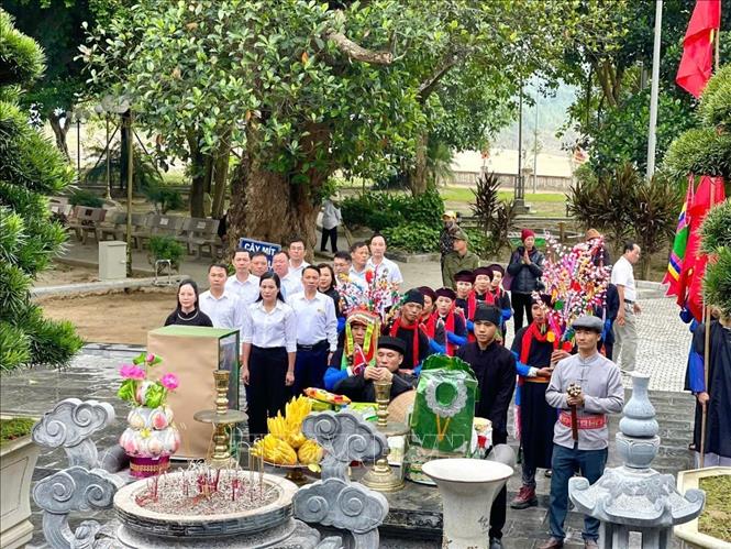 Lễ Cơm mới Đền Đông Cuông. Ảnh: TTXVN phát