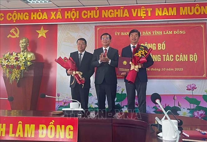 Chủ tịch UBND tỉnh Lâm Đồng Hồ Văn Mười đã trao Quyết định bổ nhiệm ông Tôn Thiện San (bên trái) làm Giám đốc sở Tài chính; bổ nhiệm ông Phan Nguyễn Hoàng Tân (bên phải) làm Giám đốc sở Nông nghiệp và Môi trường. Ảnh TTXVN phát