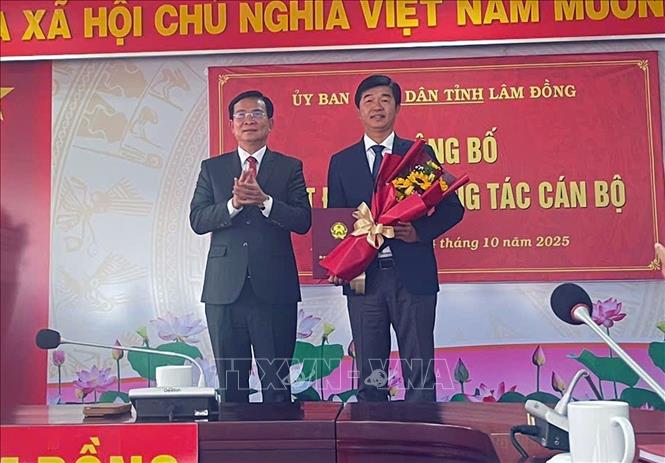 Chủ tịch UBND tỉnh Lâm Đồng Hồ Văn Mười trao Quyết định bổ nhiệm ông Phan Nguyễn Hoàng Tân, Tỉnh uỷ viên, Bí thư Đảng uỷ, Chủ tịch HĐND phường Phú Thuỷ làm Giám đốc Sở Nông nghiệp và Môi trường. Ảnh: TTXVN phát