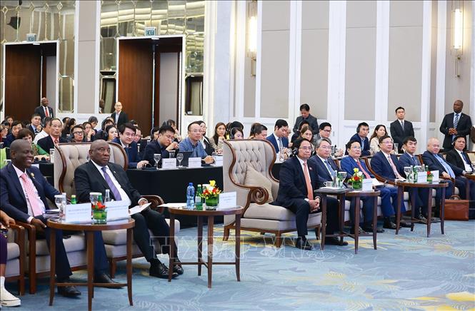 Thủ tướng Phạm Minh Chính và Tổng thống Nam Phi Matamela Cyril Ramaphosa dự Diễn đàn doanh nghiệp Việt Nam-Nam Phi. Ảnh: Dương Giang - TTXVN