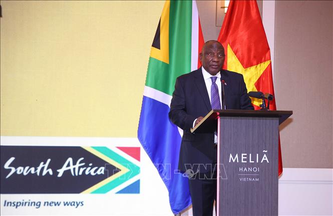 Tổng thống Nam Phi Matamela Cyril Ramaphosa phát biểu tại Diễn đàn doanh nghiệp Việt Nam-Nam Phi. Ảnh: Văn Điệp - TTXVN