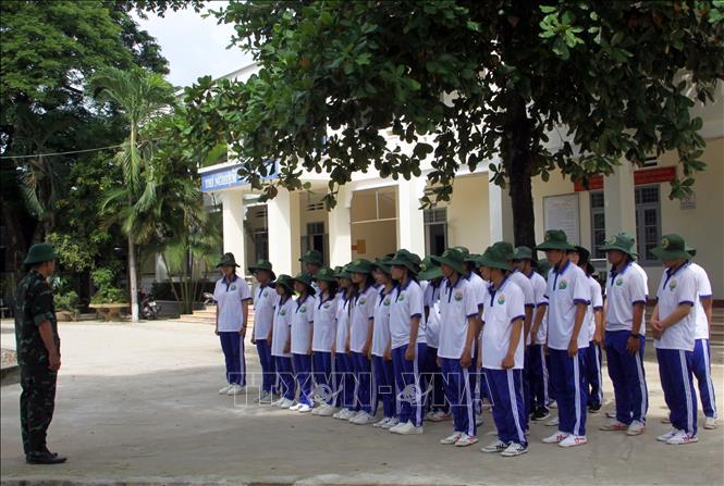 Giờ học Giáo dục Quốc phòng của học sinh trường THPT số 2 Tuy Phước (Gia Lai). Ảnh: Trịnh Bang Nhiệm - TTXVN