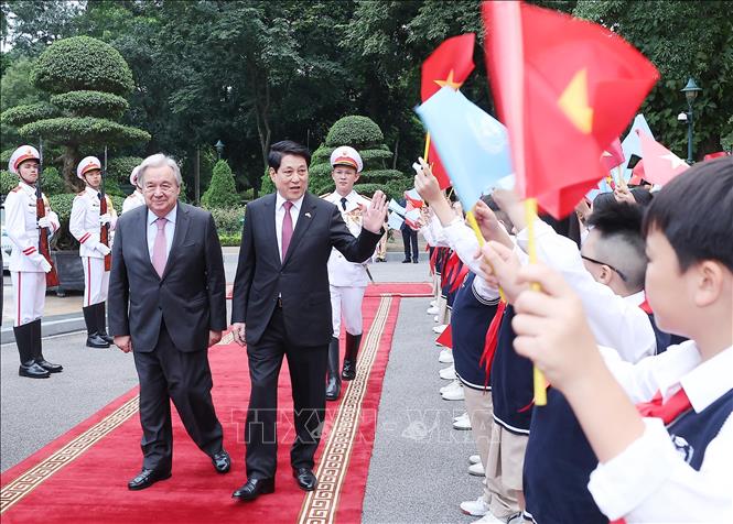 Chủ tịch nước Lương Cường đón Tổng Thư ký Liên hợp quốc António Guterres tại Phủ Chủ tịch. Ảnh: Lâm Khánh - TTXVN