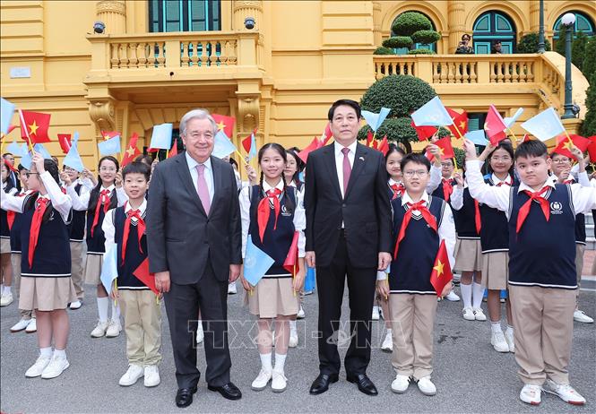 Chủ tịch nước Lương Cường đón Tổng Thư ký Liên hợp quốc António Guterres tại Phủ Chủ tịch. Ảnh: Lâm Khánh - TTXVN