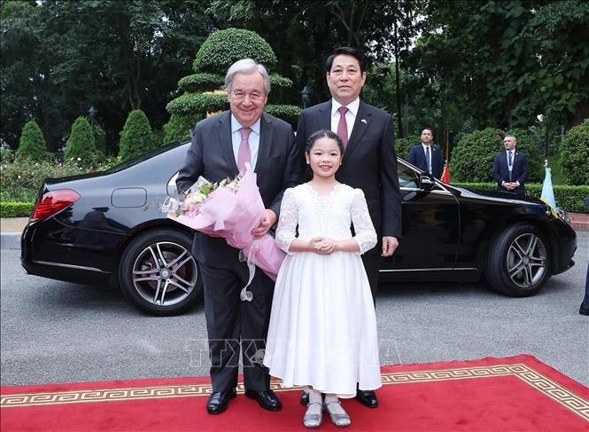 Chủ tịch nước Lương Cường đón Tổng Thư ký Liên hợp quốc António Guterres tại Phủ Chủ tịch. Ảnh: Lâm Khánh - TTXVN
