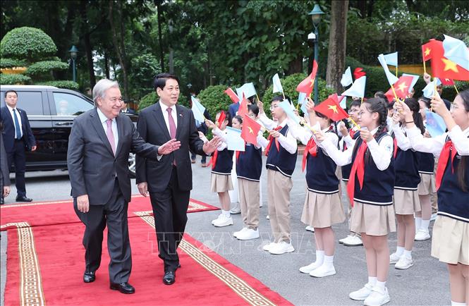 Chủ tịch nước Lương Cường đón Tổng Thư ký Liên hợp quốc António Guterres tại Phủ Chủ tịch. Ảnh: Lâm Khánh - TTXVN