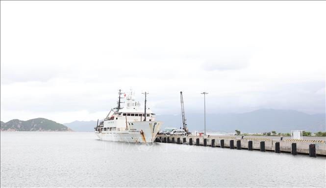 Tàu “Viện sĩ Lavrentyev” – một trong những có tàu nghiên cứu biền hiện đại về địa chất, địa vật lý và hải dương học của Liên Bang Nga, với sự tham gia của 30 nhà khoa học Nga và Việt Nam cập cảng Cam Ranh. Ảnh: Đặng Tuấn- TTXVN 