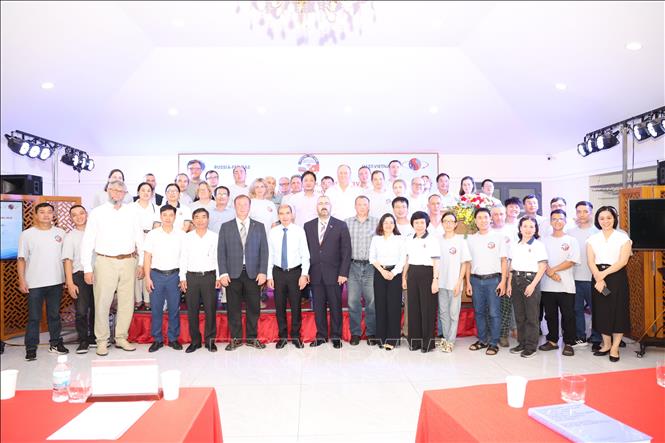 Các nhà khoa học Việt Nam và Liên bang Nga cùng chụp ảnh lưu niệm. Ảnh: Đặng Tuấn- TTXVN 