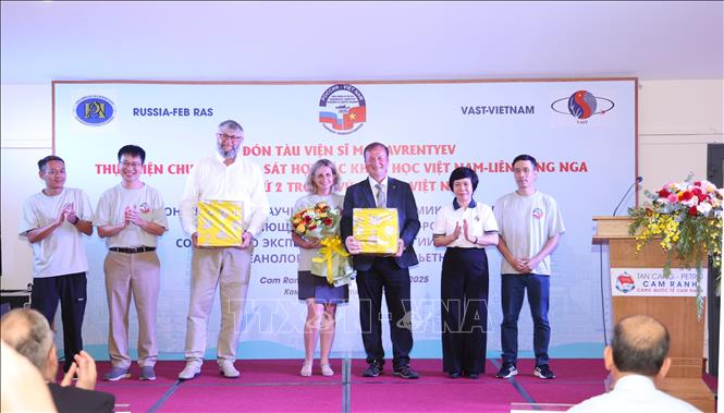 Các nhà khoa học hai nước Việt Nam và Liên bang Nga trao đổi quà lưu niệm. Ảnh: Đặng Tuấn- TTXVN 