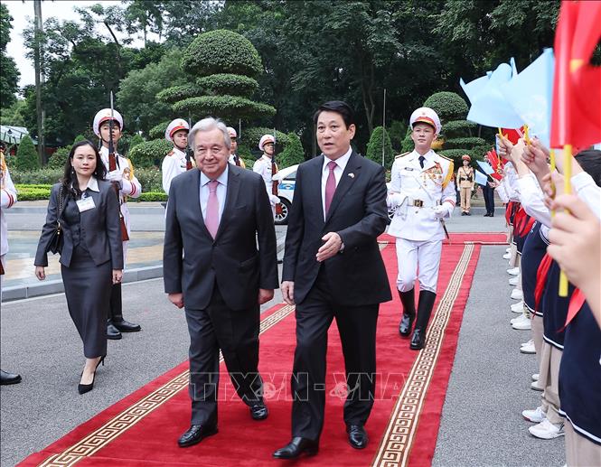 Chủ tịch nước Lương Cường đón Tổng Thư ký Liên hợp quốc António Guterres tại Phủ Chủ tịch. Ảnh: Lâm Khánh - TTXVN