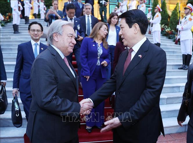 Chủ tịch nước Lương Cường tiễn Tổng Thư ký Liên hợp quốc António Guterres sau hội đàm. Ảnh: Lâm Khánh - TTXVN