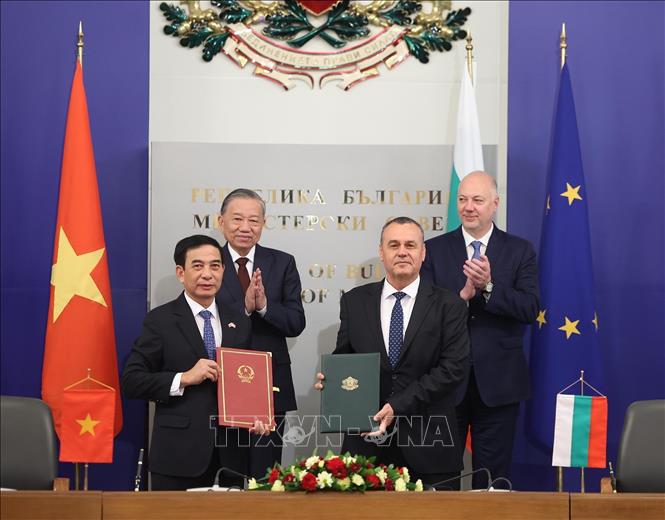 Tổng Bí thư Tô Lâm và Thủ tướng Bulgaria Rosen Zhelyazkov chứng kiến trao Ý định thư về tăng cường hợp tác quốc phòng giữa Bộ Quốc phòng hai nước. Ảnh: Thống Nhất – TTXVN