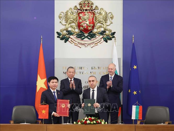 Tổng Bí thư Tô Lâm và Thủ tướng Bulgaria Rosen Zhelyazkov chứng kiến trao Bản ghi nhớ hợp tác hữu nghị giữa tỉnh Phú Thọ của Việt Nam và tỉnh Pernik của Bulgaria. Ảnh: Thống Nhất – TTXVN