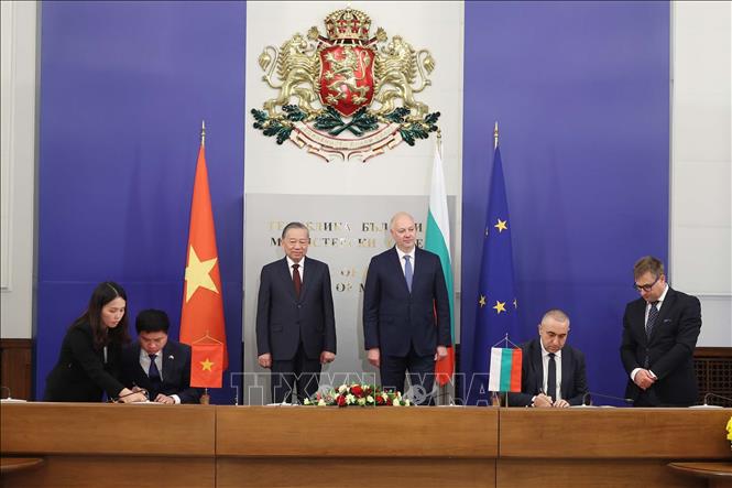 Tổng Bí thư Tô Lâm và Thủ tướng Bulgaria Rosen Zhelyazkov chứng kiến lễ ký Bản ghi nhớ hợp tác hữu nghị giữa tỉnh Phú Thọ của Việt Nam và tỉnh Pernik của Bulgaria. Ảnh: Thống Nhất – TTXVN