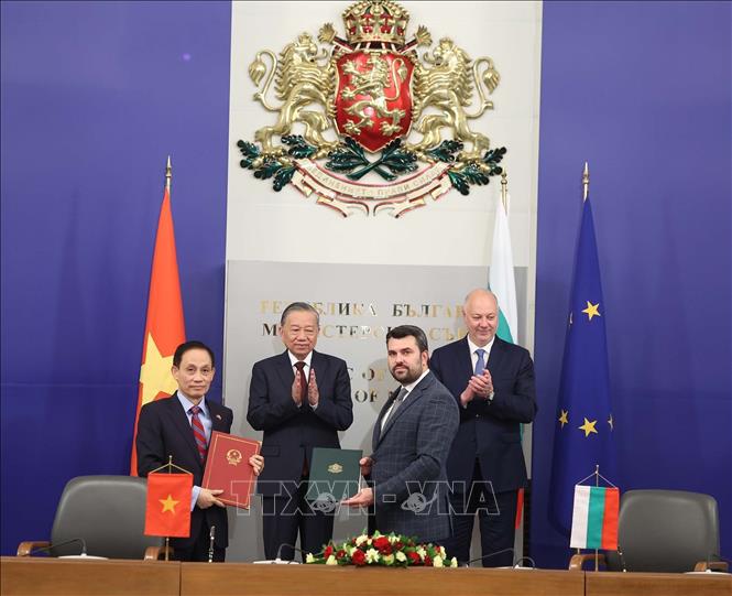 Tổng Bí thư Tô Lâm và Thủ tướng Bulgaria Rosen Zhelyazkov chứng kiến trao Công hàm về việc bổ sung, sửa đổi Phụ lục Hiệp định giữa Chính phủ hai nước về miễn thị thực cho người mang hộ chiếu ngoại giao và công vụ. Ảnh: Thống Nhất – TTXVN