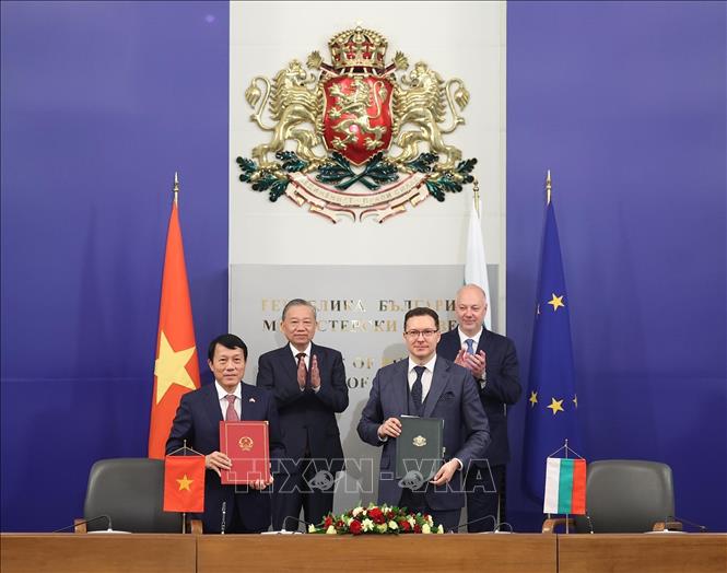 Tổng Bí thư Tô Lâm và Thủ tướng Bulgaria Rosen Zhelyazkov chứng kiến trao Bản ghi nhớ hợp tác giữa Bộ Công an Việt Nam và Bộ Nội vụ Bulgaria trong lĩnh vực an ninh mạng và phòng, chống tội phạm mạng, tội phạm công nghệ cao. Ảnh: Thống Nhất – TTXVN