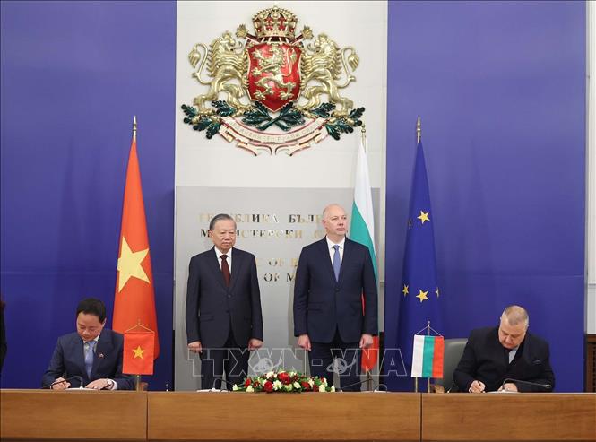 Tổng Bí thư Tô Lâm và Thủ tướng Bulgaria Rosen Zhelyazkov chứng kiến lễ ký Kế hoạch hợp tác giai đoạn 2027-2029 giữa Viện Hàn lâm Khoa học và Công nghệ Việt Nam và Viện Hàn lâm Khoa học Bulgaria. Ảnh: Thống Nhất – TTXVN