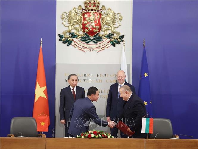 Tổng Bí thư Tô Lâm và Thủ tướng Bulgaria Rosen Zhelyazkov chứng kiến trao Kế hoạch hợp tác giai đoạn 2027-2029 giữa Viện Hàn lâm Khoa học và Công nghệ Việt Nam và Viện Hàn lâm Khoa học Bulgaria. Ảnh: Thống Nhất – TTXVN