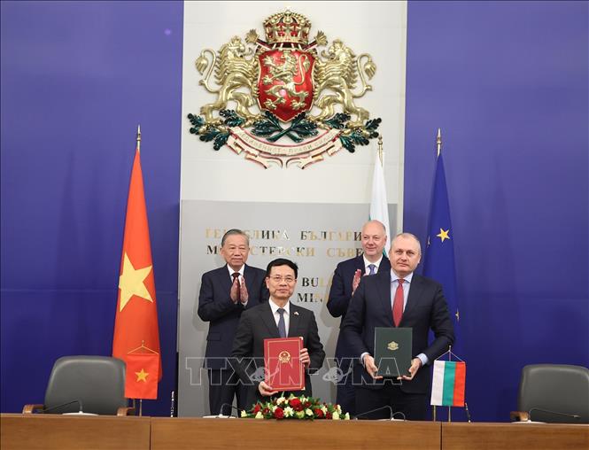 Tổng Bí thư Tô Lâm và Thủ tướng Bulgaria Rosen Zhelyazkov chứng kiến trao Bản ghi nhớ về hợp tác số giữa Bộ Khoa học và Công nghệ Việt Nam và Bộ Chính phủ Điện tử Bulgaria. Ảnh: Thống Nhất – TTXVN